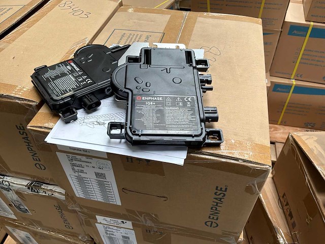 Enphase iq8plus-72-m-int micro-omvormer (69x) - afbeelding 1 van  7