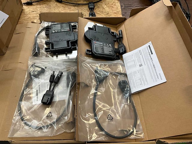 Enphase m2501q7-2ln micro omvormer (2x) - afbeelding 1 van  4