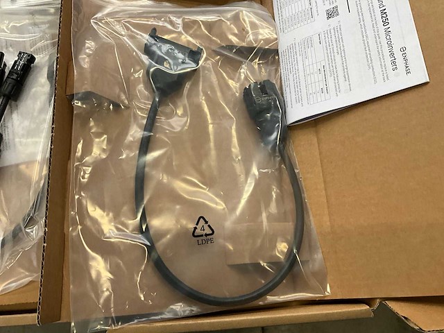 Enphase m2501q7-2ln micro omvormer (2x) - afbeelding 4 van  4