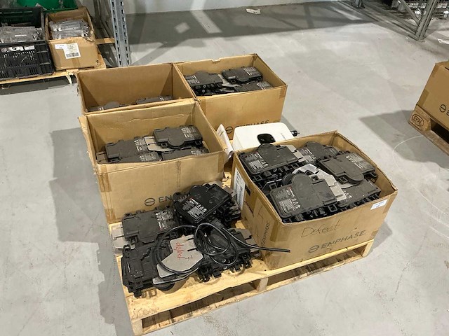 Enphase partij gebruikte /defecte micro omvormers - afbeelding 1 van  8