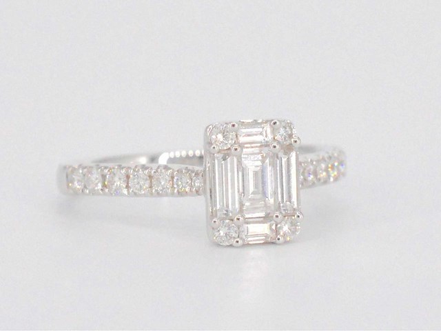 Entourage ring met baguette en briljant geslepen diamanten - afbeelding 2 van  10