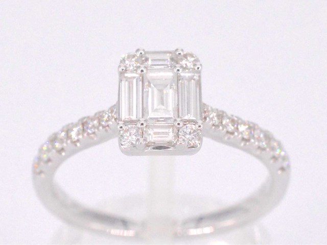 Entourage ring met baguette en briljant geslepen diamanten - afbeelding 1 van  10