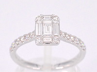 Entourage ring met baguette en briljant geslepen diamanten