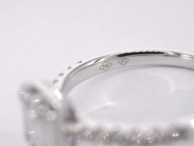 Entourage ring met baguette en briljant geslepen diamanten - afbeelding 5 van  10