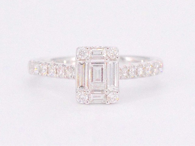 Entourage ring met baguette en briljant geslepen diamanten - afbeelding 9 van  10