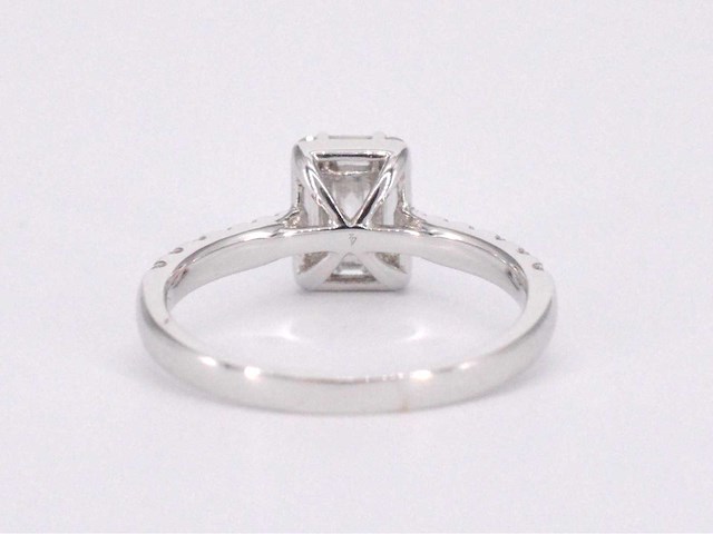 Entourage ring met baguette en briljant geslepen diamanten - afbeelding 10 van  10