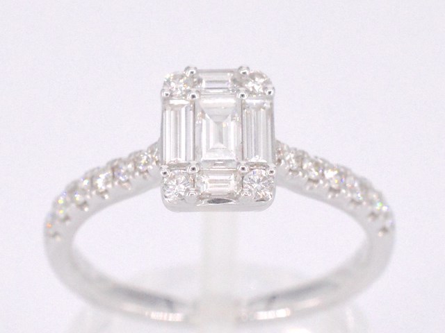 Entourage ring met baguette en briljant geslepen diamanten - afbeelding 2 van  12