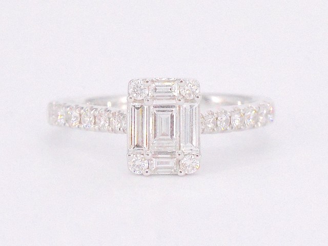 Entourage ring met baguette en briljant geslepen diamanten - afbeelding 9 van  12