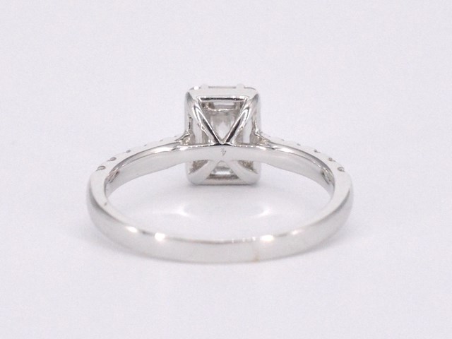 Entourage ring met baguette en briljant geslepen diamanten - afbeelding 10 van  12