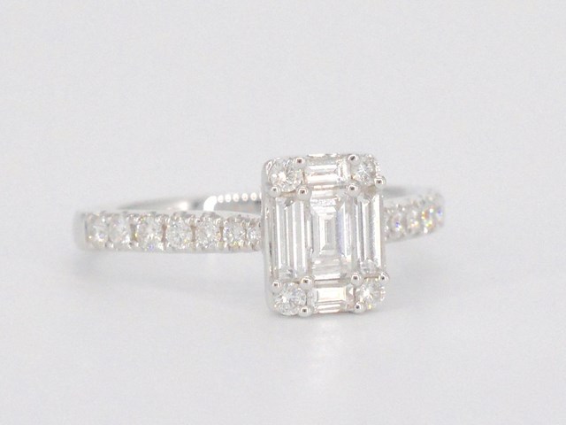 Entourage ring met baguette en briljant geslepen diamanten - afbeelding 11 van  12