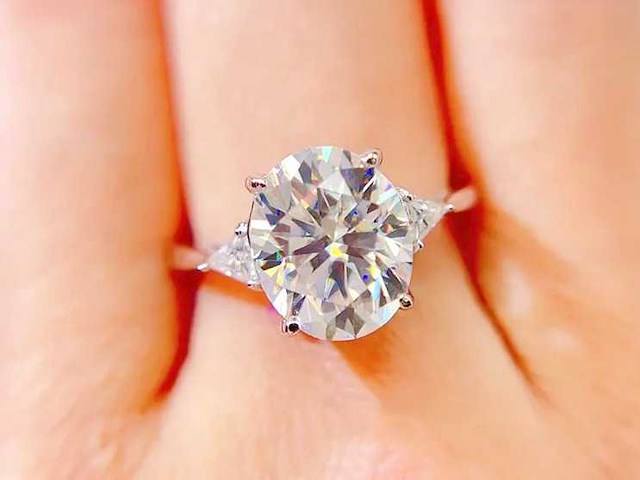 Entourage ring met een ovaal en briljant triangel - afbeelding 2 van  5