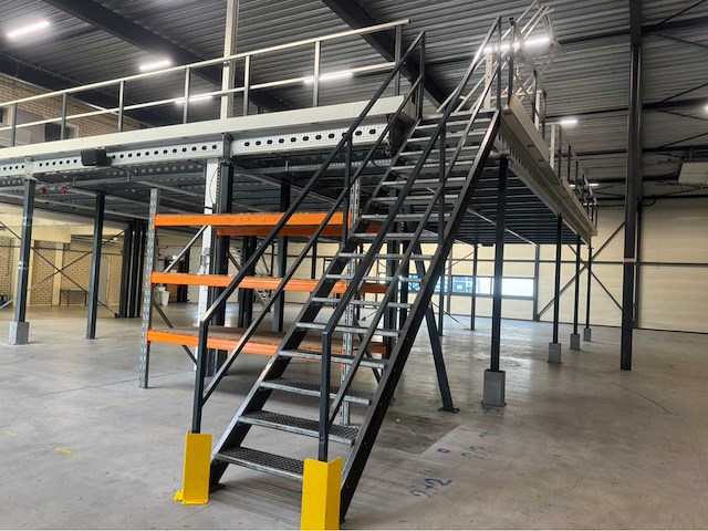 Entresol/ tussenvloer (13,40x13,40 mtr) (180 m2) - afbeelding 10 van  65