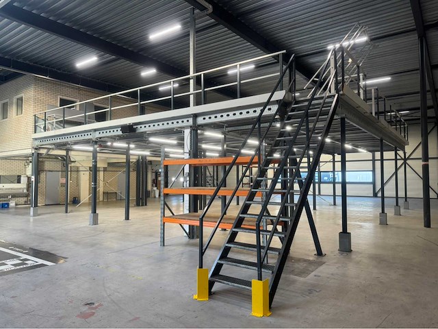 Entresol/ tussenvloer (13,40x13,40 mtr) (180 m2) - afbeelding 1 van  65