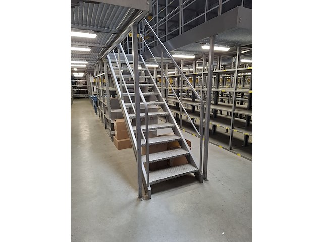 Entresol vloer met stellingen - afbeelding 4 van  16