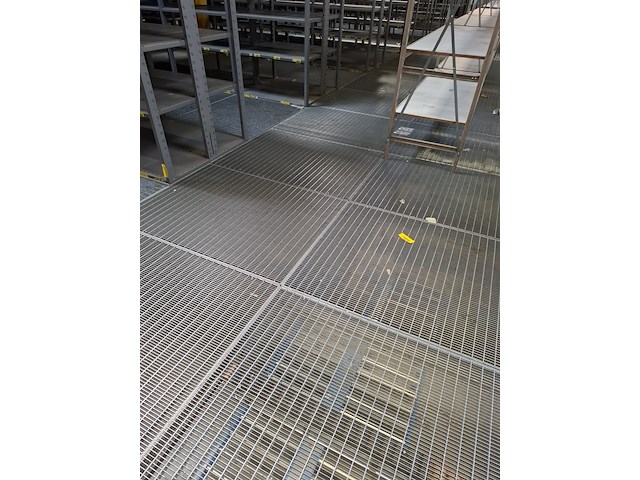 Entresol vloer met stellingen - afbeelding 8 van  16