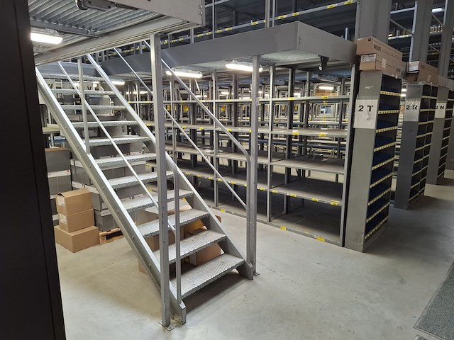 Entresol vloer met stellingen - afbeelding 1 van  16