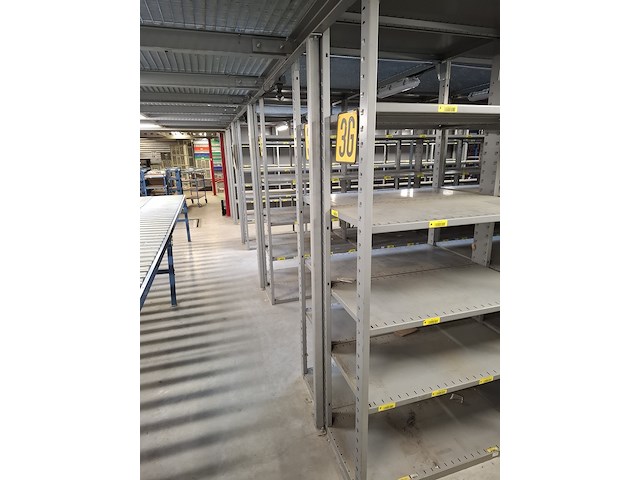 Entresol vloer met stellingen - afbeelding 15 van  16