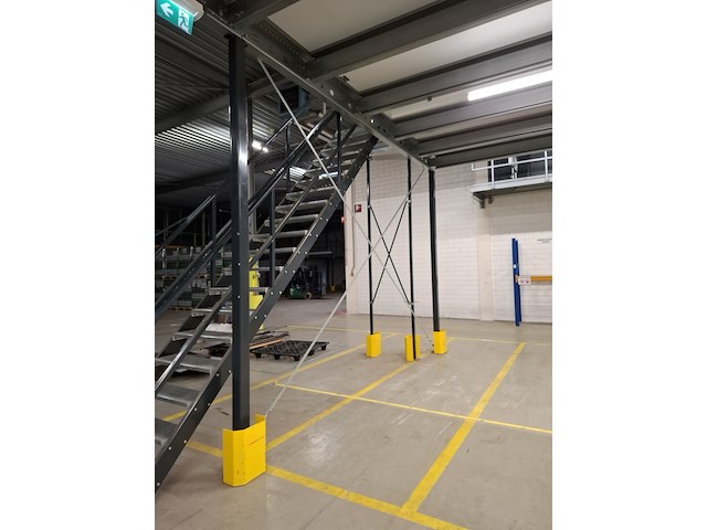 Entresol vloer met trap en kantelhek, ca 100m2, multiprofiel, 2021 - afbeelding 7 van  22