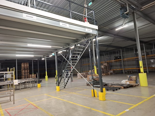 Entresol vloer met trap en kantelhek, ca 100m2, multiprofiel, 2021 - afbeelding 15 van  22