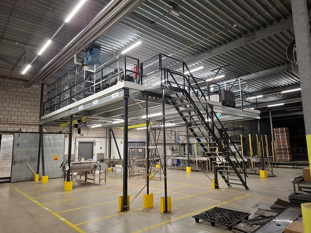 Entresol vloer met trap en kantelhek, ca 100m2, multiprofiel, 2021 - afbeelding 16 van  22