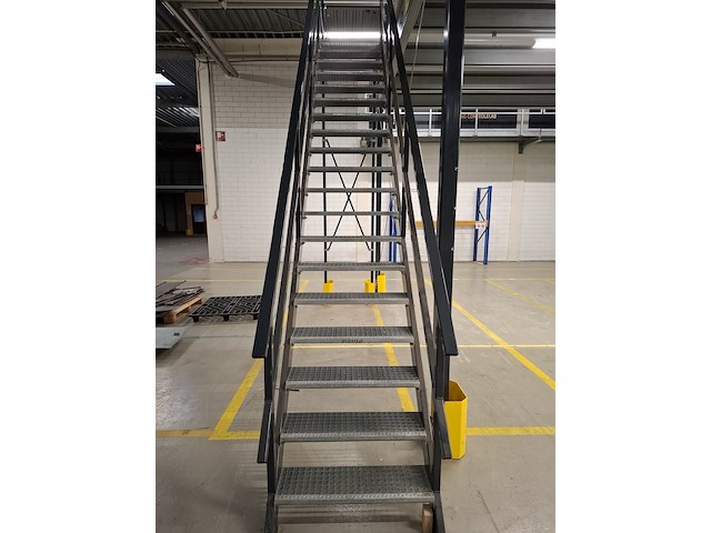 Entresol vloer met trap en kantelhek, ca 100m2, multiprofiel, 2021 - afbeelding 18 van  22