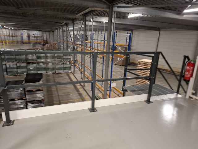 Entresol vloer met trap en kantelhek - afbeelding 3 van  16