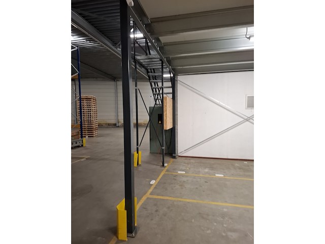 Entresol vloer met trap en kantelhek - afbeelding 7 van  16