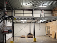 Entresol vloer met trap en kantelhek