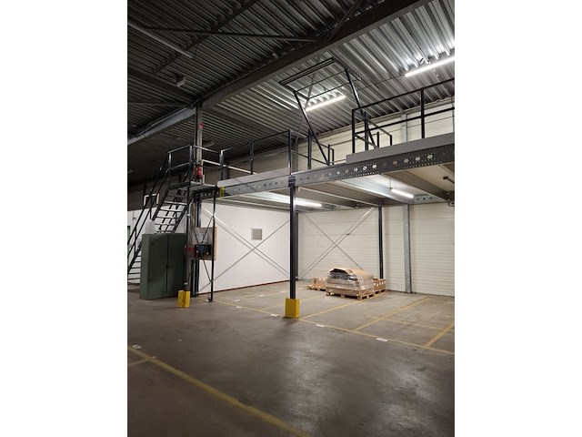 Entresol vloer met trap en kantelhek - afbeelding 9 van  16