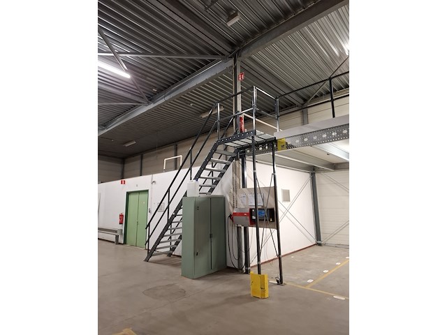 Entresol vloer met trap en kantelhek - afbeelding 10 van  16