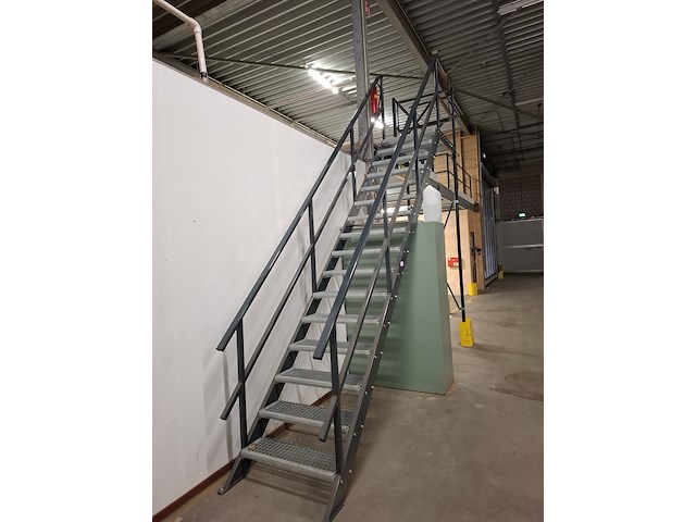 Entresol vloer met trap en kantelhek - afbeelding 11 van  16