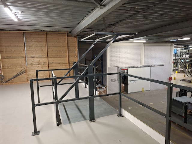 Entresol vloer met trap en kantelhek - afbeelding 13 van  16