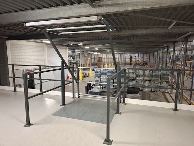 Entresol vloer met trap en kantelhek - afbeelding 14 van  16