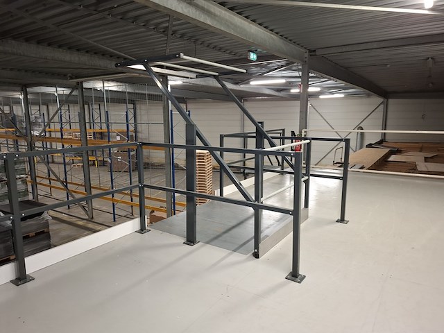 Entresol vloer met trap en kantelhek - afbeelding 15 van  16