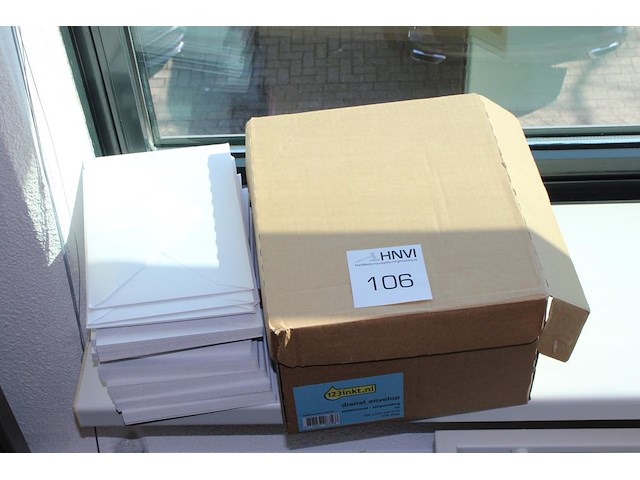 Enveloppen in en naast doos. - afbeelding 1 van  2