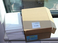 Enveloppen in en naast doos. - afbeelding 1 van  2