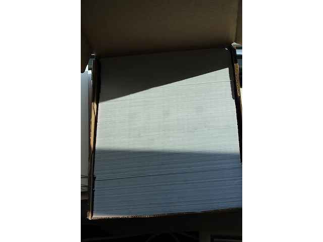 Enveloppen in en naast doos. - afbeelding 2 van  2