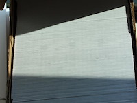 Enveloppen in en naast doos. - afbeelding 2 van  2