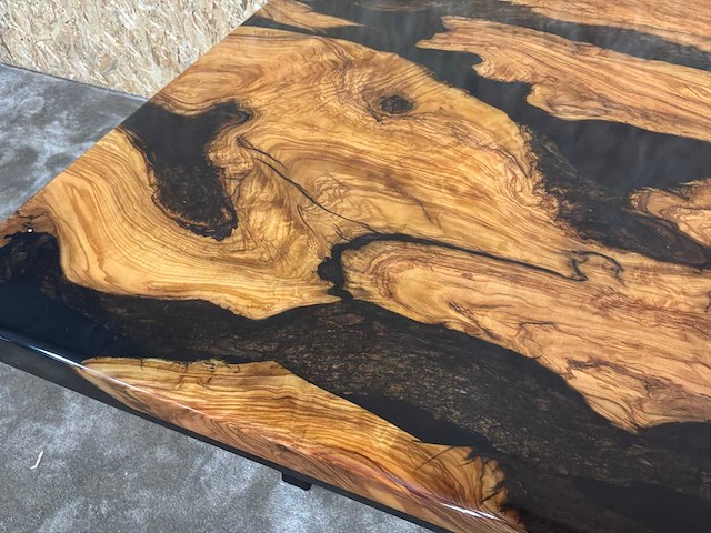 Epoxy boomstam eetkamertafel - afbeelding 2 van  20