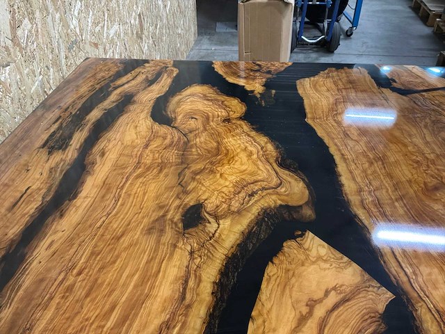 Epoxy boomstam eetkamertafel - afbeelding 6 van  20