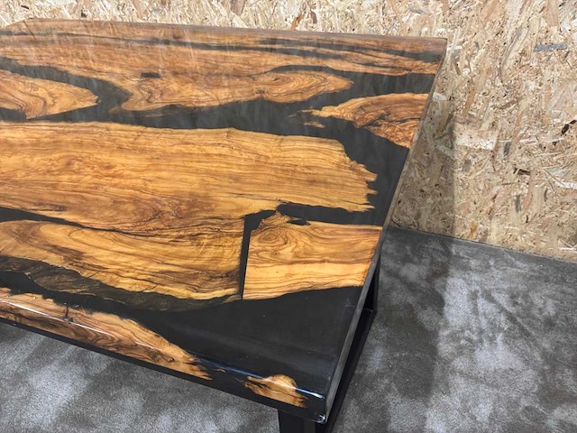 Epoxy boomstam eetkamertafel - afbeelding 17 van  20