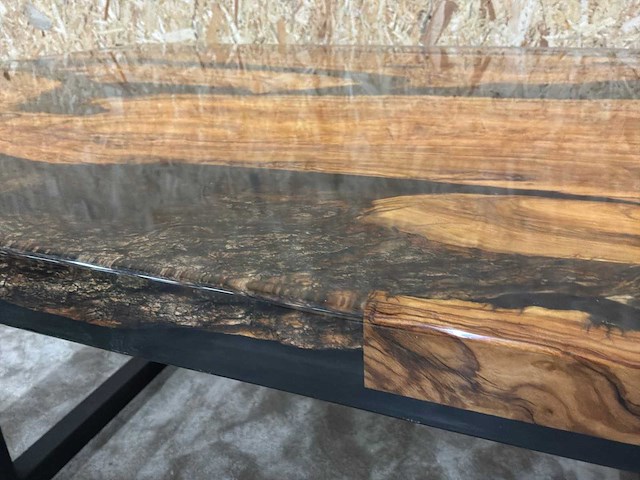 Epoxy boomstam eetkamertafel - afbeelding 19 van  20