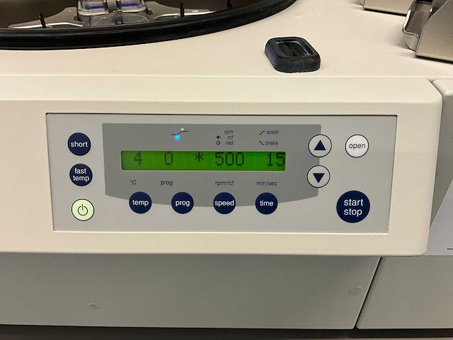 Eppendorf 5810 r high speed refrigerated laboratory centrifuge - afbeelding 1 van  4
