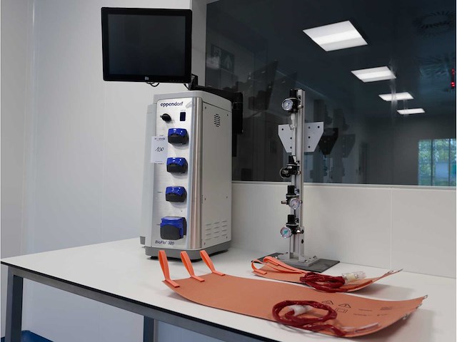 Eppendorf bioflow 320 bioreactor regelsysteem - afbeelding 1 van  5