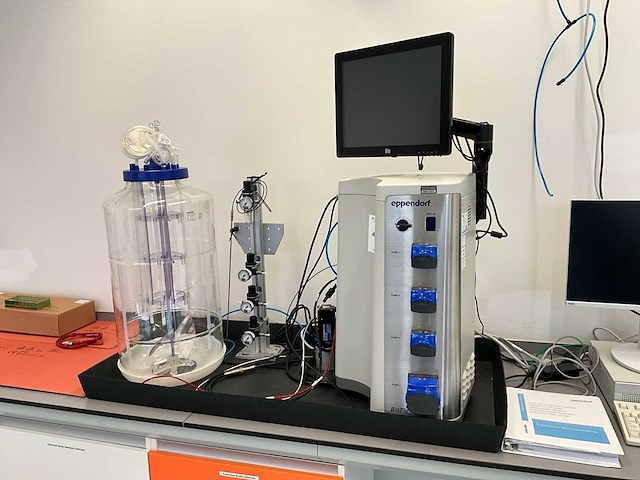 Eppendorf bioflow 320 bioreactor regelsysteem - afbeelding 2 van  14