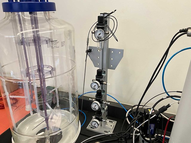 Eppendorf bioflow 320 bioreactor regelsysteem - afbeelding 5 van  14