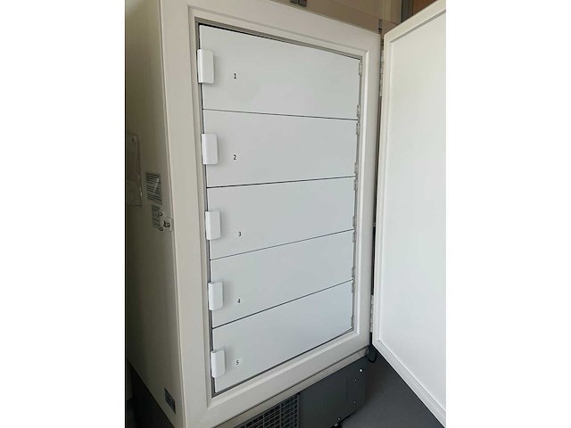 Eppendorf cryocube f570 ultra-lage temperatuur laboratoriumvriezer - afbeelding 6 van  8