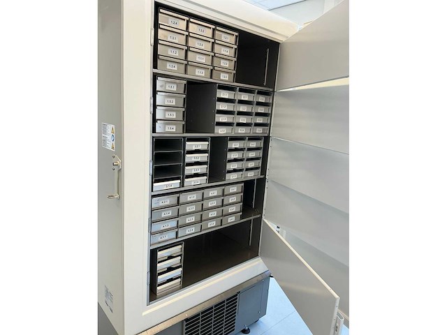 Eppendorf cryocube f570h ultra-lage temperatuur laboratoriumvriezer - afbeelding 6 van  7