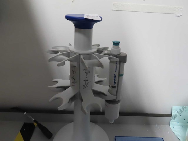 Eppendorf / gilson - pipet (2x) - afbeelding 1 van  5