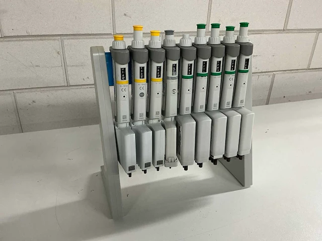 Eppendorf research plus multi pipette - afbeelding 1 van  7